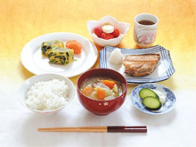 和食の栄養バランス食事 お食事 バランス良く栄養配慮した和食をご提供しています。お体のことを考えた食事で、笑顔あふれる毎日を。