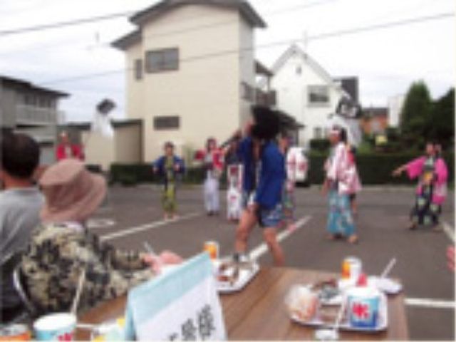 屋外イベントの様子 レクリエーション風景 屋外で楽しむ行事の一コマです。子供たちの元気な姿が、日々の生活に彩りを添えています。