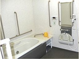 バリアフリー設計の浴室