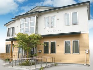 明るい外観の建物  