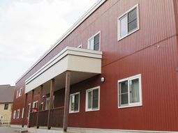 赤茶の壁の建物エントランス