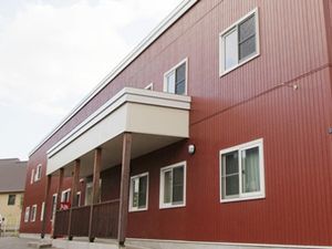 赤茶色の外壁の建物