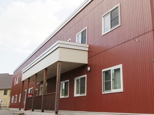 赤茶色の外壁の建物