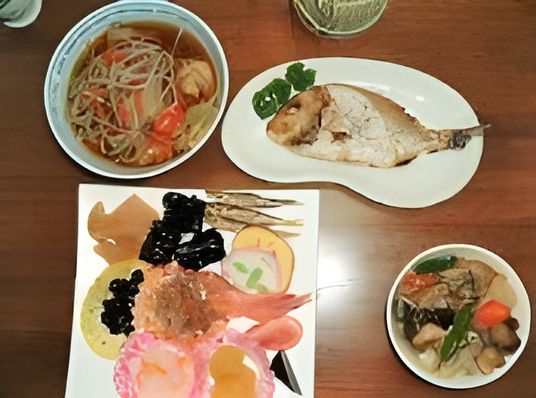 配膳された健康的な食事