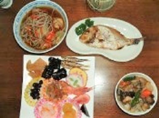 配膳された健康的な食事