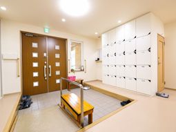 清潔感ある玄関ホール