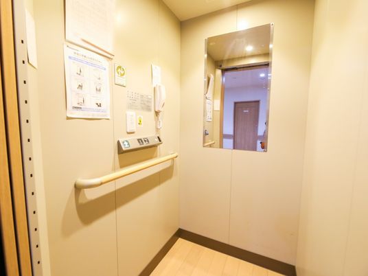 明るいエレベーター内部