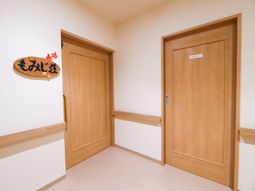 明るい廊下と部屋の扉
