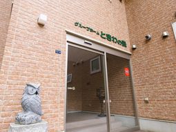 エントランスとふくろうの像