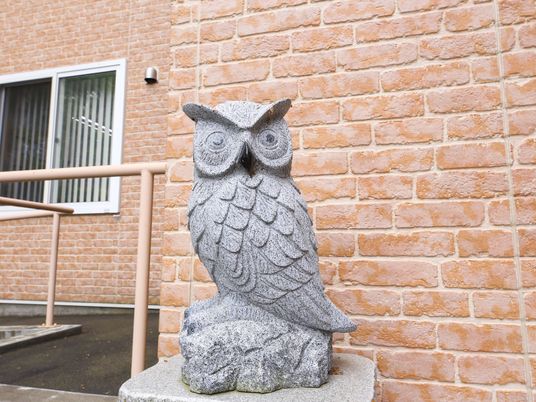 石造りフクロウ像と建物