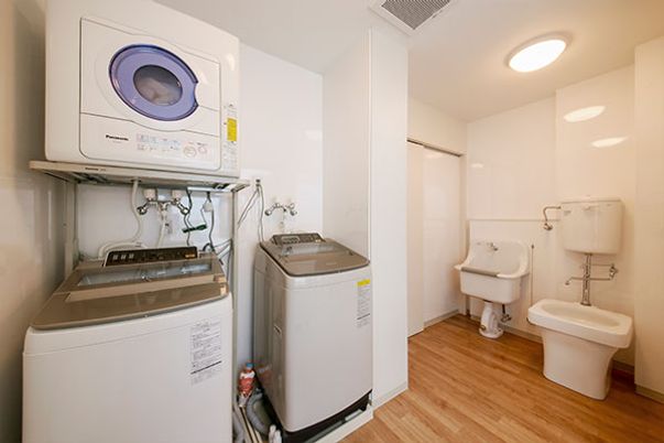 洗濯機とトイレのある部屋