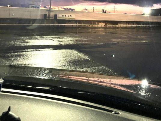 夜明けの駐車場外観  