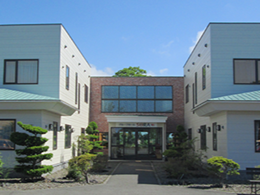 落ち着いた雰囲気の施設外観