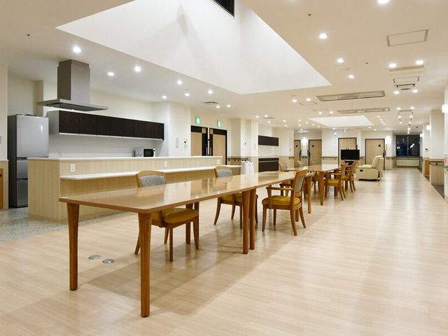 広い食堂 食堂   天井が高く、ゆとりのある食堂です。木目のテーブルが並び、明るい空間で食事や交流がしやすそうです。