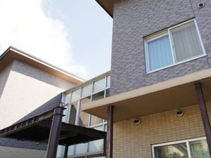 施設の明るい外観