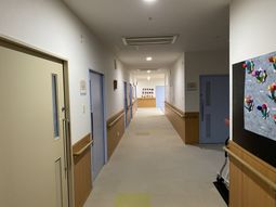 壁に飾りがある廊下