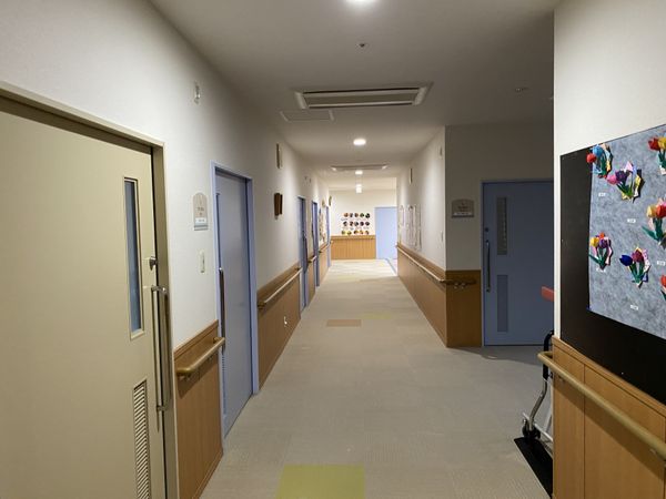 壁に飾りがある廊下
