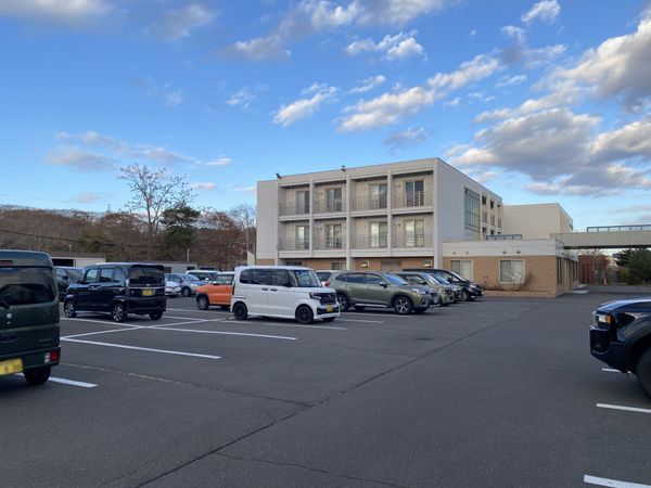 駐車場のある建物外観