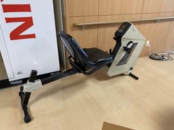 機能訓練機器が置かれた室内