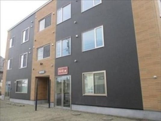 3階建ての建物外観  