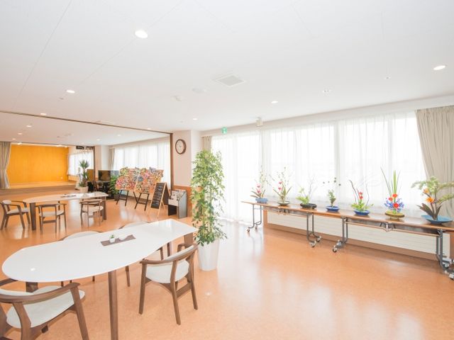 明るい空間のダイニング ダイニングルーム ゆとりのあるダイニングルームです。窓辺の花が彩りを添え、訪れる方々に穏やかな時間を提供しています。