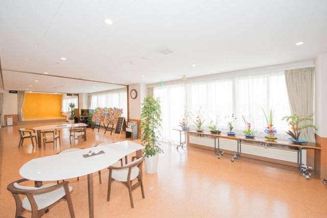 明るい空間のダイニング ダイニングルーム ゆとりのあるダイニングルームです。窓辺の花が彩りを添え、訪れる方々に穏やかな時間を提供しています。