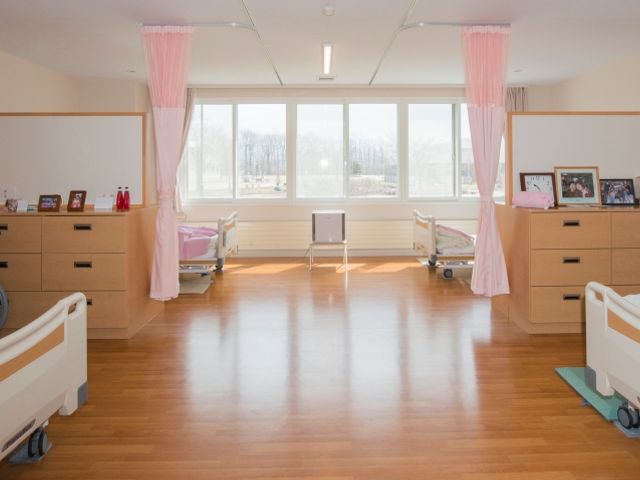 明るい居室の様子 居室 ゆとりのある居室では、個々のプライバシーが守られつつも、窓外の自然光が心地よい空間を演出しています。
