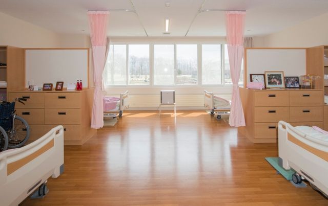 明るい居室の様子 居室 ゆとりのある居室では、個々のプライバシーが守られつつも、窓外の自然光が心地よい空間を演出しています。