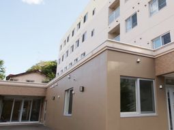 明るい外観の建物