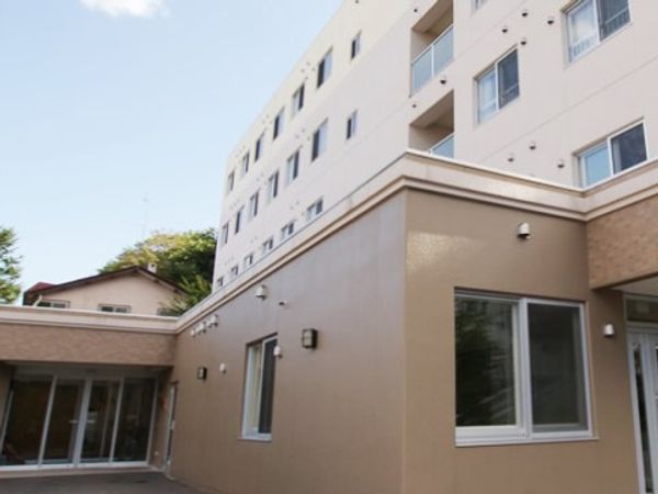 明るい外観の建物
