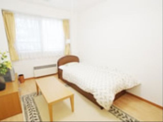 居室の明るい空間 居室 ゆったりとした造りの個室は、自然光が差し込み明るい雰囲気です。プライバシー保護も配慮された快適な空間となっています。