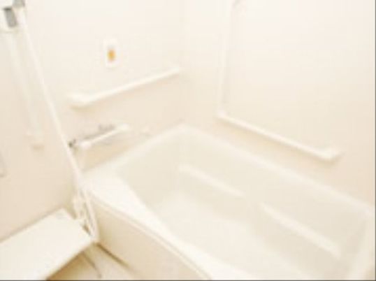 個別に入浴できる浴室も用意してある。手すりがついているので一人でも安心して利用できる。清掃も行き届いており清潔感がある。