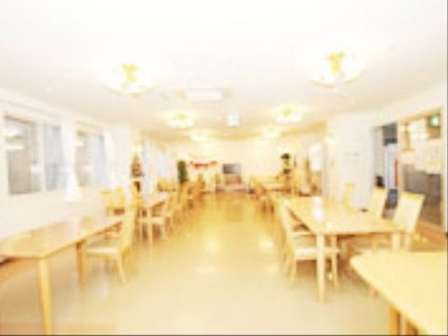 明るい食堂空間 食堂 広々とした食堂は温かい光で満たされ、共に食事を楽しむ素敵な環境が整っています。ゆったりとして過ごしやすいです。