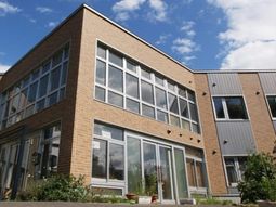 明るい建物のエントランス