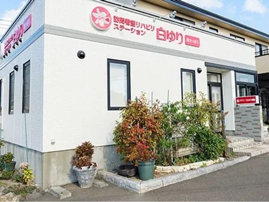 白い建物の外観  