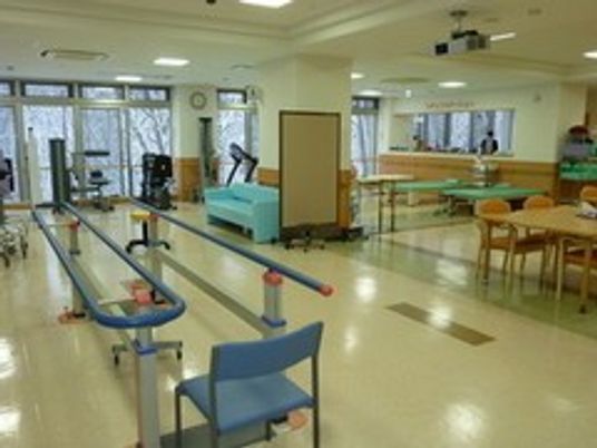 明るい食堂の様子  