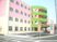 ピンクの建物と緑の駐車場
