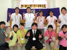 笑顔のスタッフ集合写真