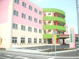 ピンクの建物と緑のバルコニー
