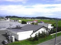 緑豊かな施設外観