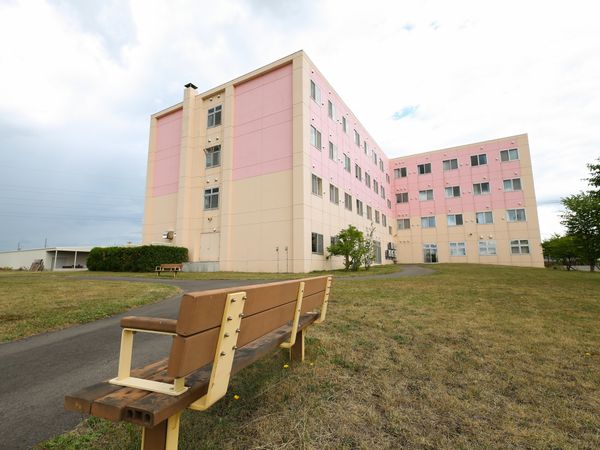 ピンクの壁の建物外観