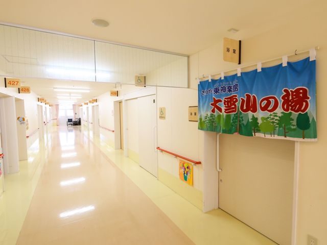 廊下と案内の横断幕