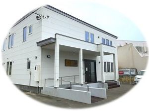 白い建物の外観  