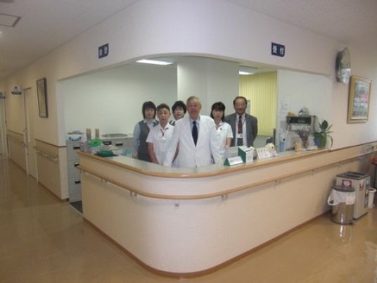 スタッフが立つ受付カウンター