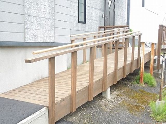 スロープのある通路 内観 木製スロープが設置された通路です。安全に配慮した設計で、車椅子の方でも安心して利用できます。