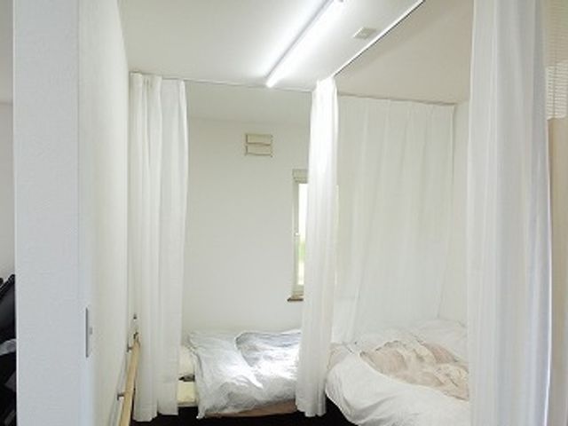 穏やかな休憩空間の居室 居室 白いカーテンで仕切られた穏やかな空間があり、リラックスして過ごせる工夫がされています。