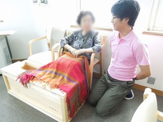 椅子に座る人々 内観 椅子に座り、暖かいひざ掛けを使用しています。スタッフと共にリラックスした雰囲気が感じられます。