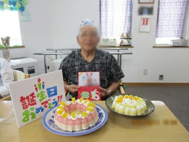 誕生日のお祝い席 ダイニングルーム 笑顔で誕生日を祝う場面です。アットホームな雰囲気で、和やかな時間を過ごせます。