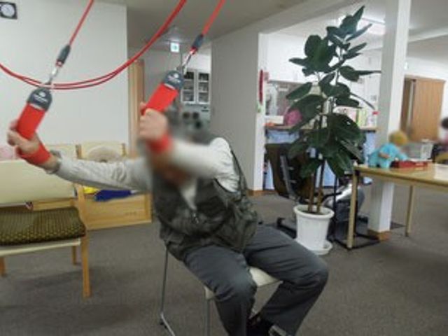 ゆったりとした座席 機能訓練室 広々とした空間で、椅子に座りながらリラックスしてエクササイズを行えます。楽しく活動をサポートします。