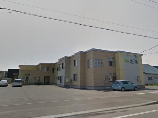 外観の建物と駐車場